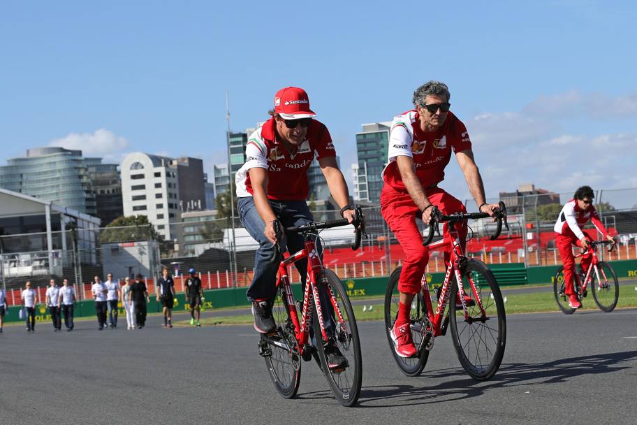 Alonso subito in pista col preparatore atletico Edoardo Bendinelli. Colombo